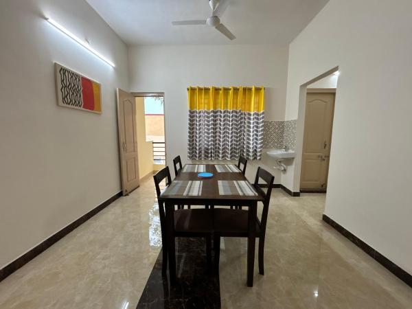 Sloane Service Apartments : photo 4 de la chambre appartement 2 chambres avec balcon