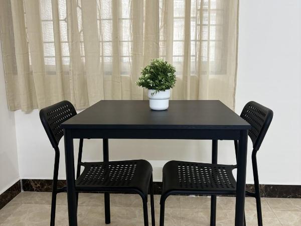 Sloane Service Apartments : photo 2 de la chambre appartement 1 chambre avec balcon