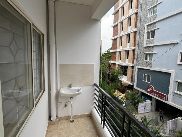 Sloane Service Apartments : photo 6 de la chambre appartement 1 chambre avec balcon