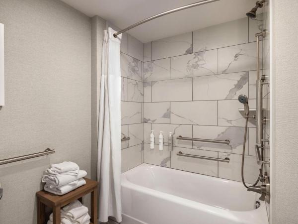 Hampton Inn Virginia Beach-Oceanfront South : photo 4 de la chambre partial oceanfront, 2 queen beds only, accessible, bathtub