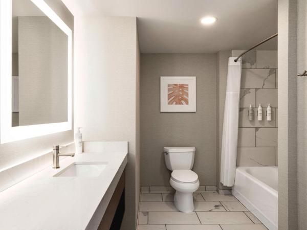 Hampton Inn Virginia Beach-Oceanfront South : photo 5 de la chambre oceanfront, 2 queen beds only, renovated