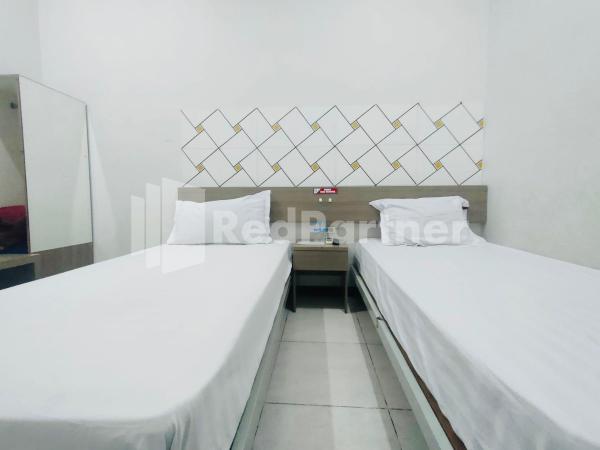 Almeira Homestay Syariah near Makam Sunan Ampel Mitra RedDoorz : photo 2 de la chambre chambre lits jumeaux standard