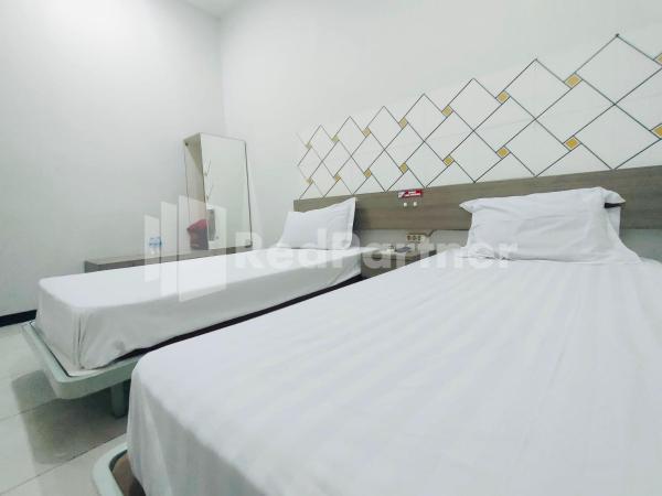 Almeira Homestay Syariah near Makam Sunan Ampel Mitra RedDoorz : photo 6 de la chambre chambre lits jumeaux standard