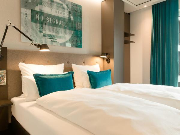 Motel One Köln-Messe : photo 1 de la chambre chambre standard lit queen-size