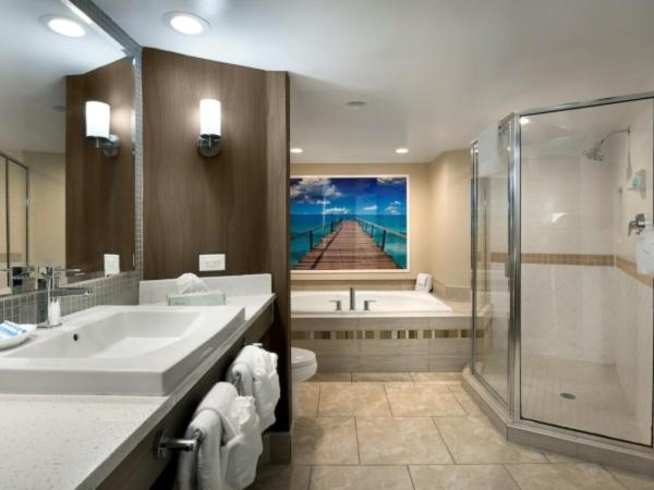 Breakers Resort Hotel : photo 4 de la chambre suite lit king-size avec baignoire spa