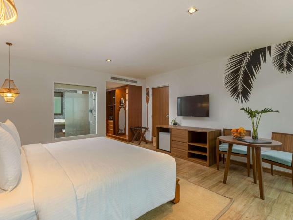 Outrigger Khao Lak Beach Resort - SHA Extra Plus : photo 2 de la chambre hébergement lit king-size deluxe avec balcon et jardin