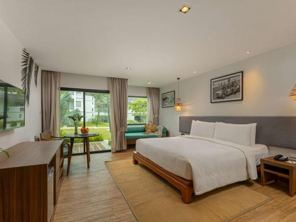 Outrigger Khao Lak Beach Resort - SHA Extra Plus : photo 1 de la chambre hébergement lit king-size deluxe avec terrasse et jardin