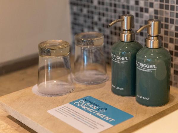 Outrigger Khao Lak Beach Resort - SHA Extra Plus : photo 3 de la chambre hébergement lit king-size deluxe avec balcon et jardin