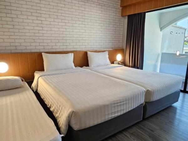 White Palace Bangkok : photo 1 de la chambre chambre triple avec balcon