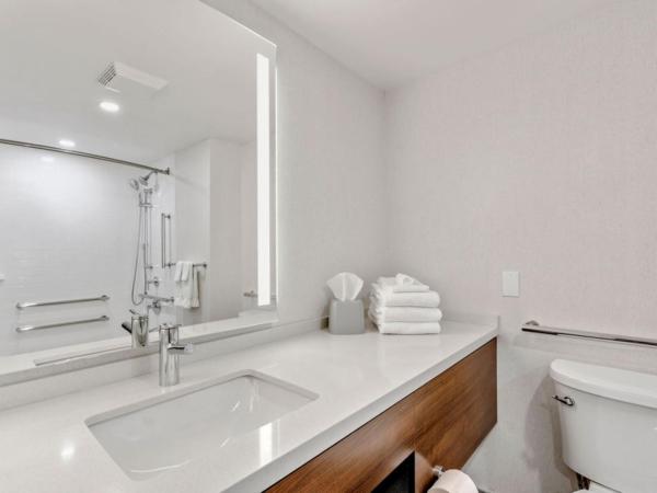 Holiday Inn & Suites Ottawa Kanata, an IHG Hotel : photo 8 de la chambre chambre lit king-size avec baignoire accessible aux personnes à mobilité réduite - adaptée aux personnes à mobilité réduite