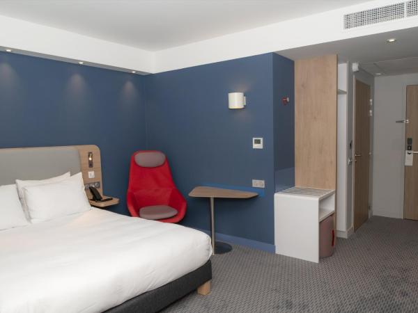 Holiday Inn Express Caen Epron, an IHG Hotel : photo 2 de la chambre chambre lit queen-size accessible aux personnes à mobilité réduite