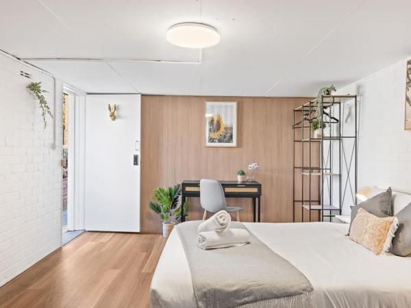 Detached Private Double Room - Centrally Located - Shared Bathroom : photo 1 de la chambre chambre double avec salle de bains commune