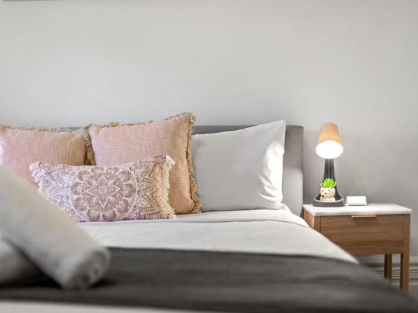 Quaint Private Queen Room - Centrally Located - Shared Bathroom : photo 7 de la chambre chambre lit queen-size avec salle de bains commune 