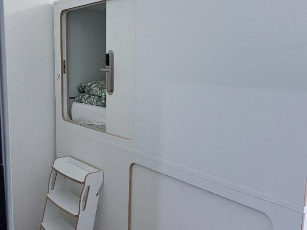 WOT Lisbon Nomad : photo 1 de la chambre bed in 4-bed mixed capsule dorm with balcony