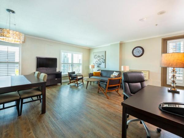 Grand Park Hotel & Suites Downtown Vancouver, Ascend Hotel Collection : photo 3 de la chambre suite lit king-size avec coin cuisine et canapé - non-fumeurs