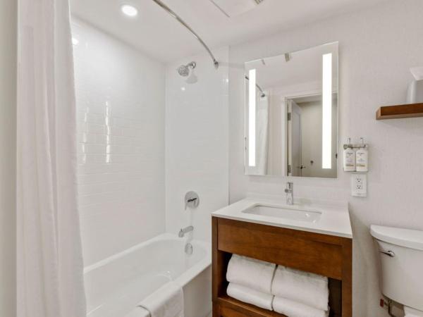 Holiday Inn & Suites Ottawa Kanata, an IHG Hotel : photo 2 de la chambre chambre standard avec 2 lits queen-size