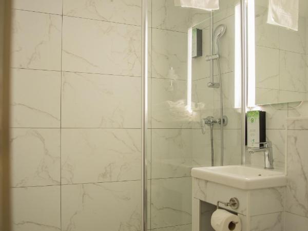 Kyriad Nîmes Ouest A9 : photo 5 de la chambre chambre lits jumeaux standard