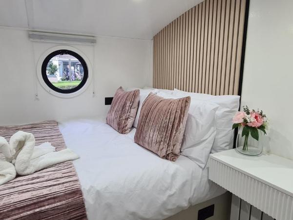 Luxury Boat Stay Liverpool sleeping 6 WiFi : photo 8 de la chambre mobile home