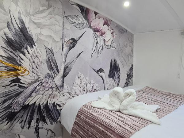 Luxury Boat Stay Liverpool sleeping 6 WiFi : photo 9 de la chambre mobile home