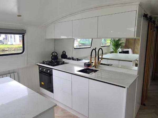 Luxury Boat Stay Liverpool sleeping 6 WiFi : photo 6 de la chambre mobile home