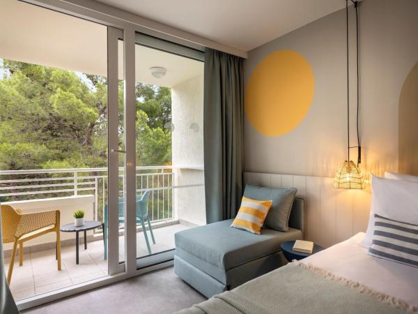 Sunny Rabac by Valamar : photo 2 de la chambre superior room 2+1