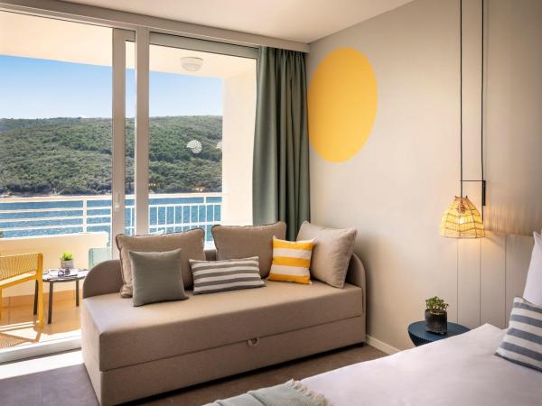 Sunny Rabac by Valamar : photo 3 de la chambre chambre côté mer pour 2+1 personnes