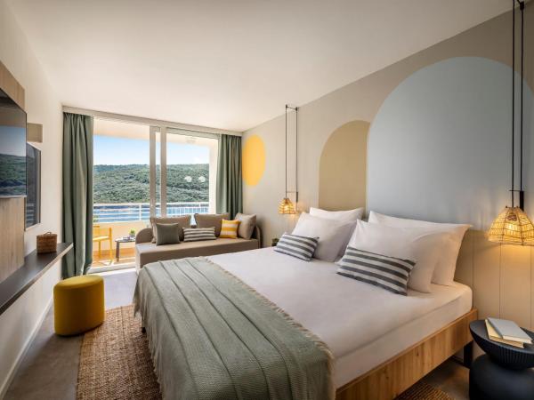 Sunny Rabac by Valamar : photo 1 de la chambre chambre côté mer pour 2+1 personnes