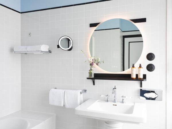 Hotel Plaza Biarritz Plage - Handwritten Collection : photo 7 de la chambre chambre double deluxe - vue sur océan