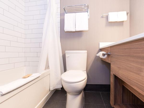 Sandman Hotel Edmonton West : photo 6 de la chambre suite standard avec 1 lit king-size, canapé-lit, kitchenette