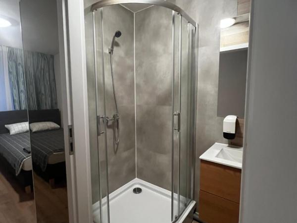 Warszawa Zachodnia : photo 1 de la chambre chambre lits jumeaux avec salle de bains privative