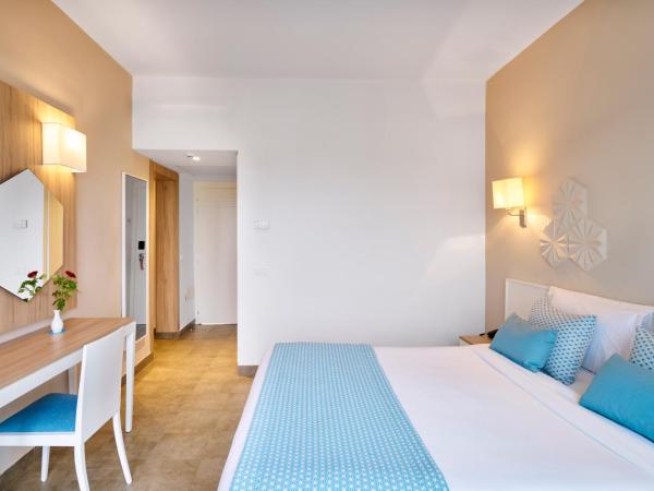 Nozha Beach Resort & Spa : photo 3 de la chambre chambre familiale (2 adultes + 2 enfant) - vue sur mer