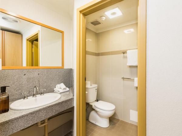 Statesman Hotel : photo 7 de la chambre chambre lit queen-size avec balcon