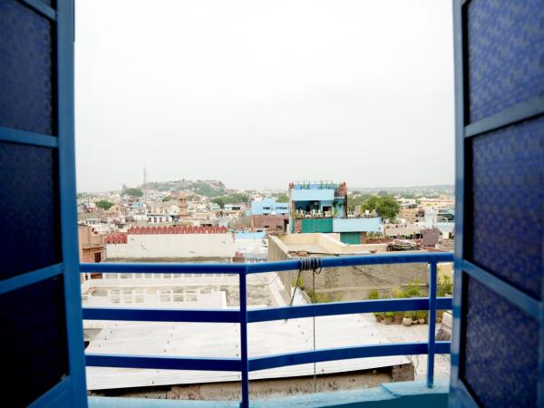 MH Guest House : photo 5 de la chambre chambre double deluxe avec balcon