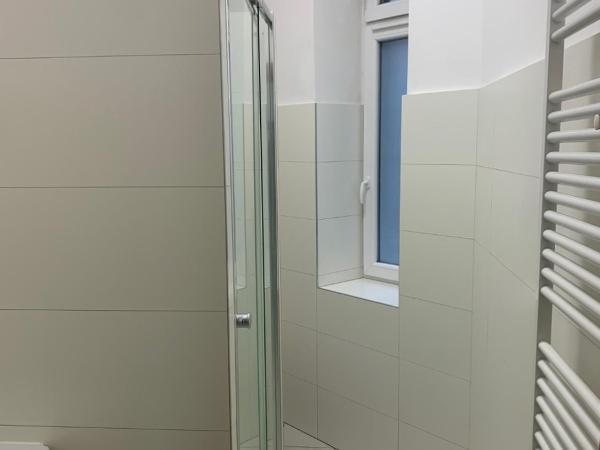 Hostel w centrum Szczecina 4 osobowe pokoje : photo 1 de la chambre chambre quadruple