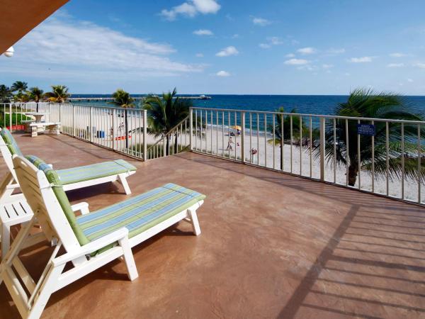 Windjammer Resort and Beach Club : photo 1 de la chambre studio avec terrasse et avec accès escalier – côté océan