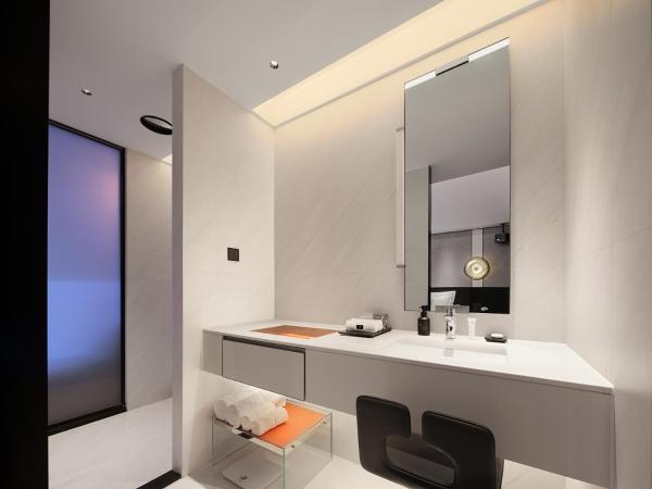 ISEYA HOTEL Chongqing Jiefangbei Flagship : photo 9 de la chambre dawn tower-river view king room - oversized bathtub