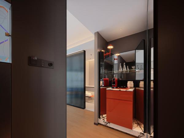 ISEYA HOTEL Chongqing Jiefangbei Flagship : photo 8 de la chambre dawn tower-river view king room - oversized bathtub