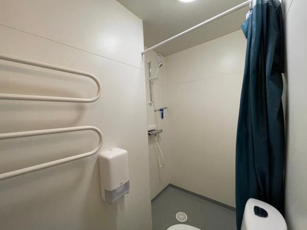 Turistgården Norrköping : photo 3 de la chambre chambre lits jumeaux avec salle de bains privative