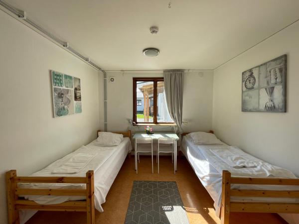Turistgården Norrköping : photo 1 de la chambre chambre lits jumeaux avec salle de bains commune