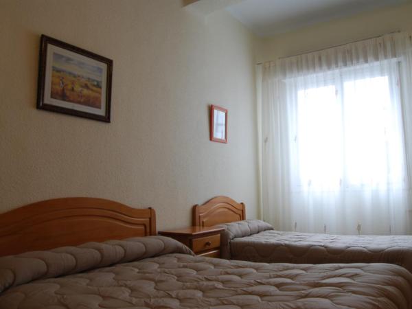 Hostal America : photo 4 de la chambre chambre quadruple