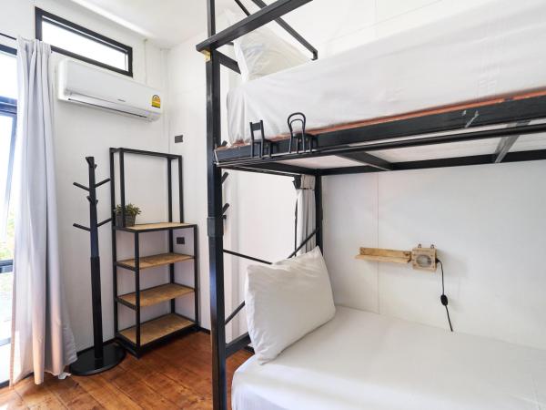 Sherloft Home & Hostel : photo 10 de la chambre lit dans un dortoir de 4 lits