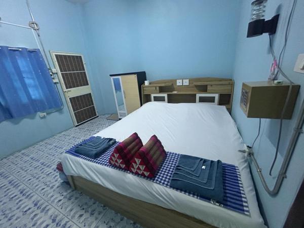 Noot's Bar And Guesthouse : photo 1 de la chambre chambre double - vue sur jardin