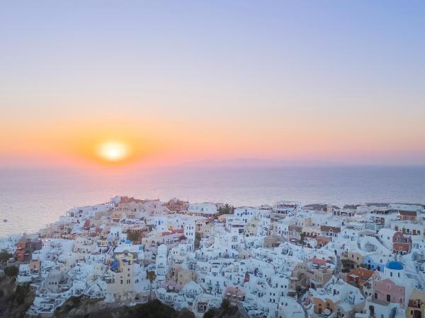 Aspaki by Art Maisons : photo 1 de la chambre suite lune de miel avec bain à remous - vue sur caldera