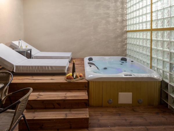 Royal Gold City Suites by Omilos Hotels : photo 10 de la chambre suite avec jacuzzi
