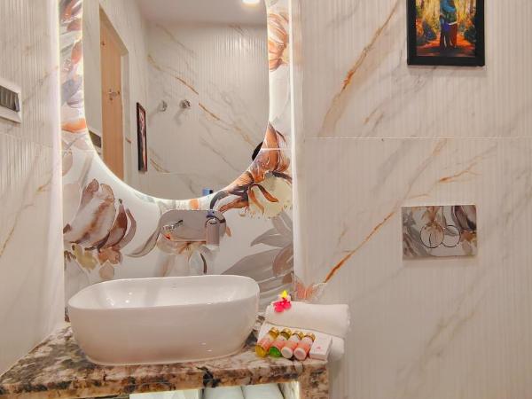 Hotel Sarang Palace - Boutique Stays : photo 7 de la chambre luxurious bathtub room with canopy