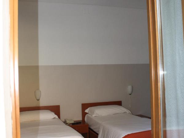 Albergo Avalon : photo 5 de la chambre chambre triple