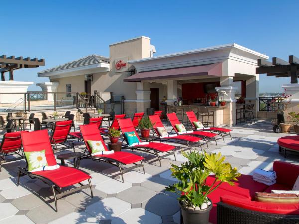 Ramada Plaza by Wyndham Orlando Resort & Suites Intl Drive : photo 9 de la chambre one bedroom suite, king bed, lake view - club level access(no resort fee)