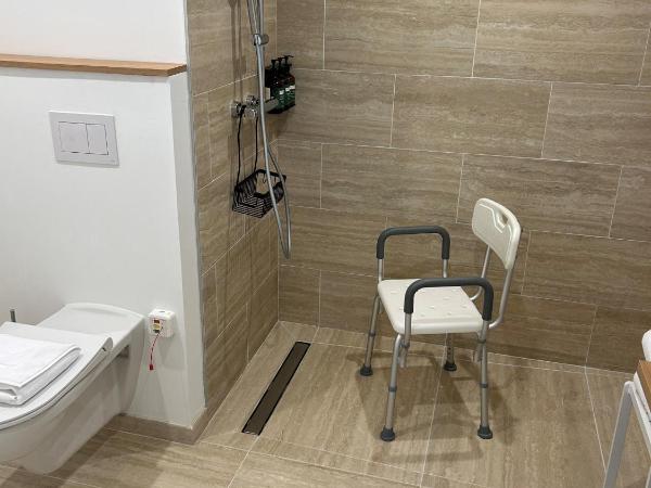 voco Beaune , Cité des Vins by IHG : photo 4 de la chambre chambre lit king-size avec douche accessible en fauteuil roulant - adaptée aux personnes à mobilité réduite