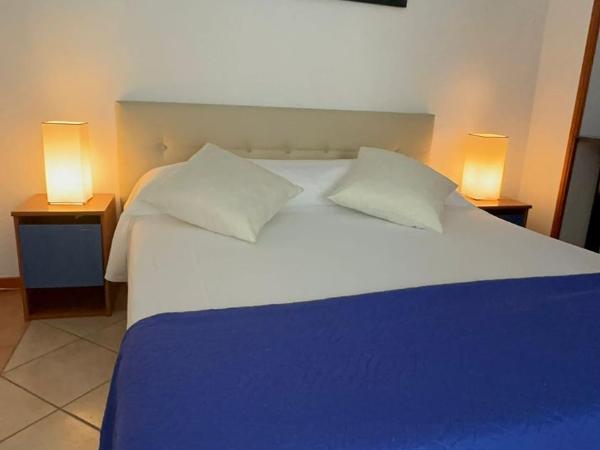 RESIDENCE LUPIAE : photo 3 de la chambre chambre lit king-size - accessible aux personnes à mobilité réduite