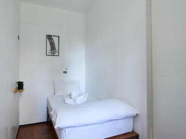 Sherloft Home & Hostel : photo 1 de la chambre chambre simple avec toilettes et douche communes